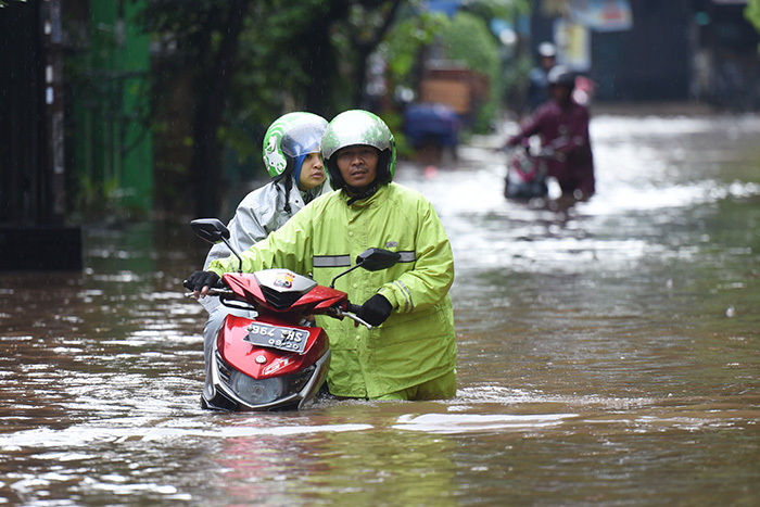 高速料金所を閉鎖　首都圏で洪水拡大　最大１．５メートル浸水