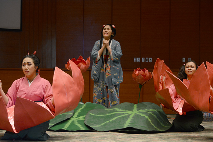 父の切腹を嘆く蓮姫と蓮の花たち