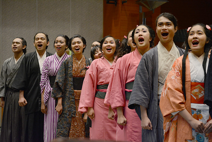 上演後、「メラプティ」を合唱する団員たち