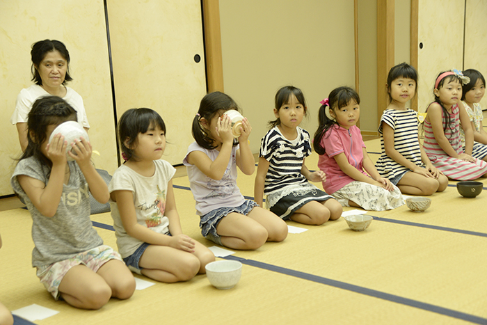 茶道に親しむ　ＪＪＳ幼稚部　ひな祭りだから
