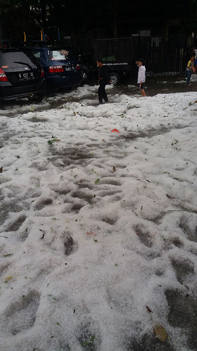 バンドン市でひょう　雪のように積もる地域も