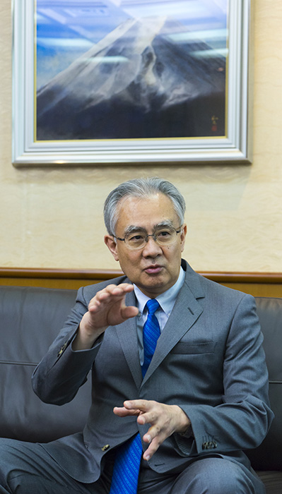 「共に働く」関係を　縁のある国、好きな国　石井正文大使