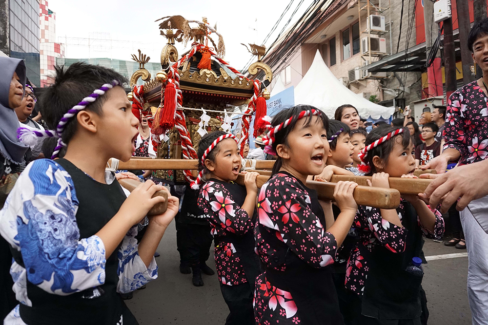 元気なかけ声で行進する子ども神輿=上村写す