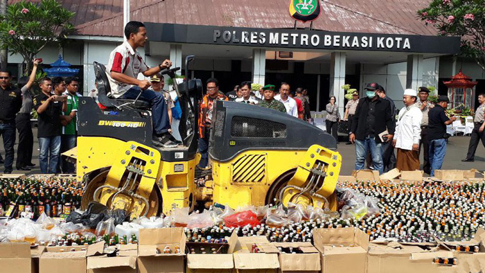 酒瓶を大量処分　ブカシ市警、ラマダン控え