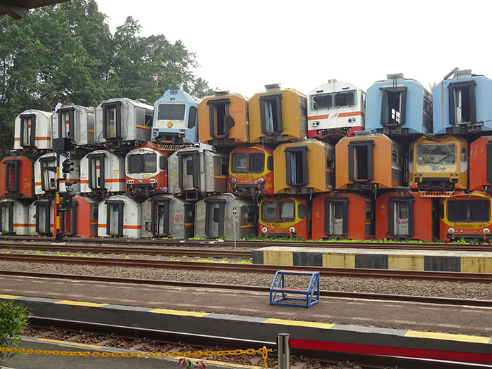 【おすすめ観光情報】鉄道の墓場と癒やしの滝　西ジャワ州プルワカルタ