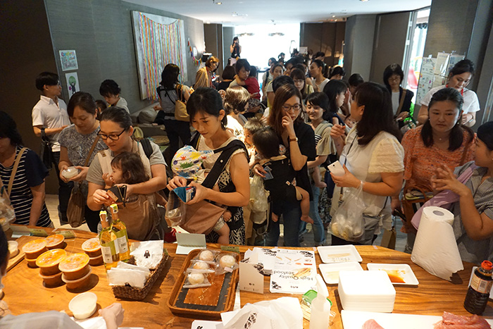 在留邦人ら１００人来場　熊本地震復興支援バザー　マグロ即売に長蛇の列も