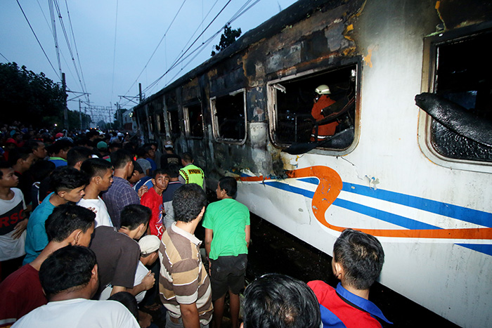 列車と車が衝突　２人死亡、２車両炎上　スネン駅付近の踏切