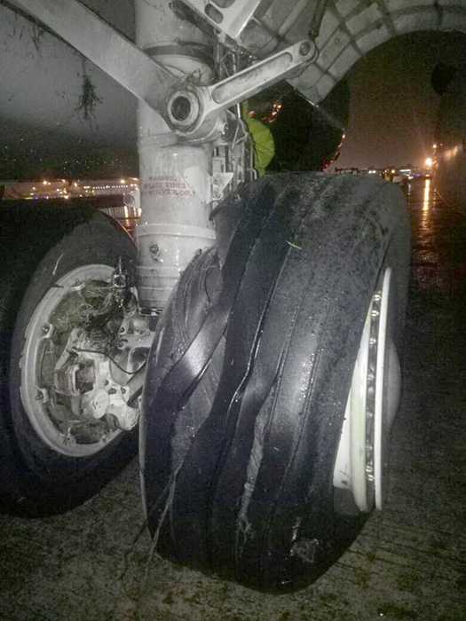 着陸時タイヤがパンク　マレーシア航空機　スカルノハッタ
