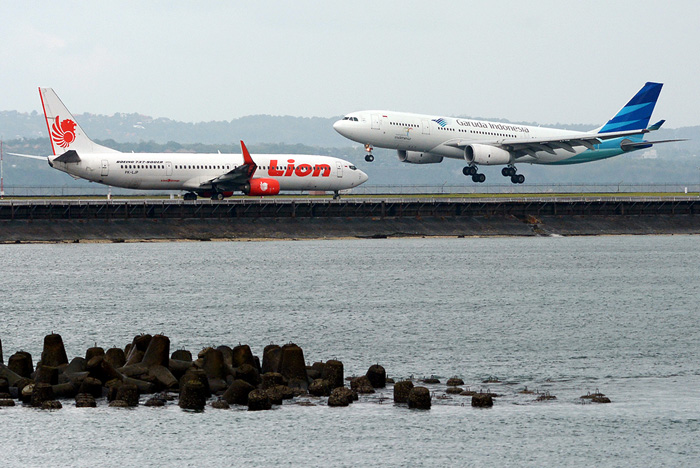 ２０便に影響　悪天候で一時閉鎖　バリ空港