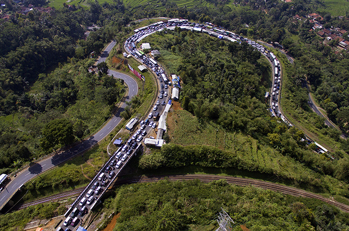 道路・鉄道　混雑ピーク　レバラン休暇のＵターン