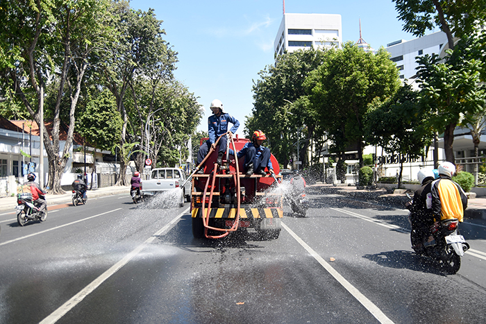 ☆水を撒いて涼しい町に