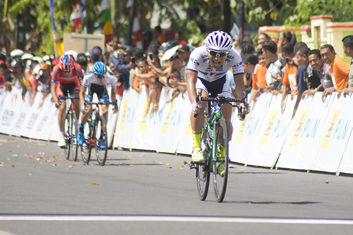 フローレス島で開幕　国際自転車レースＴｄＦ　第１ステージ、山本３位