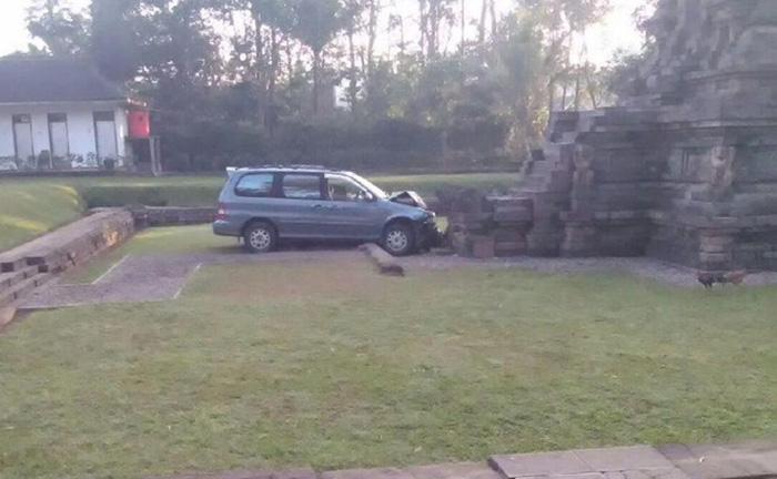 ☆車で遺跡を壊さないで