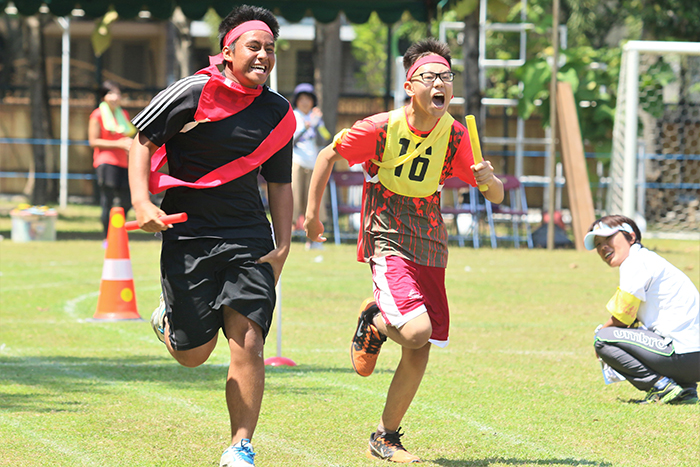 絆強めた運動会　ＥＪＪＳとＳＪＳ　日差しに負けず熱戦