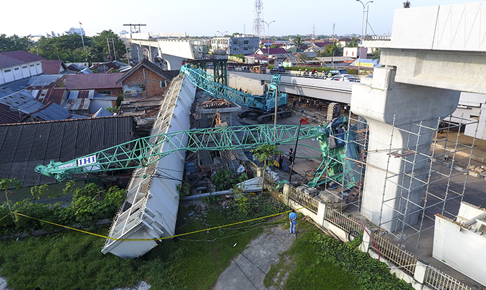 ＬＲＴの橋桁落下　パレンバン　住民８人重軽傷