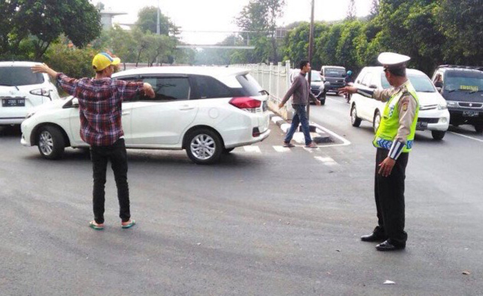 交通整理員４８０人配置へ　警視庁　２６日から、当面無給で