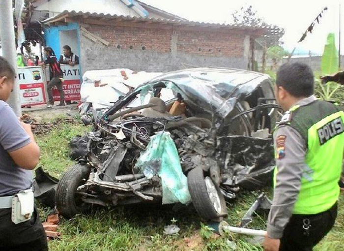 乗用車の７人死亡　中部ジャワ州　小型バスと正面衝突
