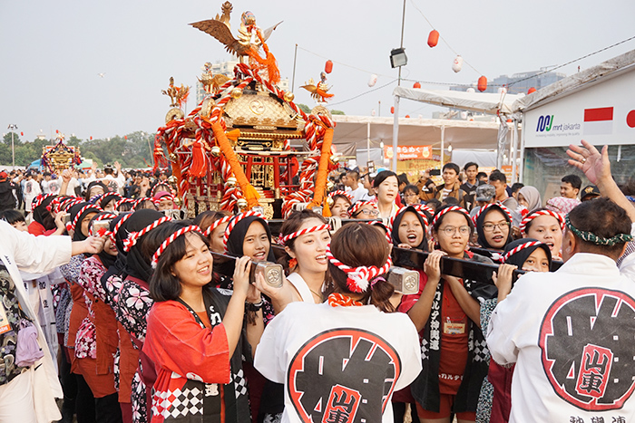 豪雨で中断も　ジャカルタ日本祭り　新会場に多くの若者