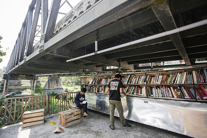 ☆橋の下の図書館で読書