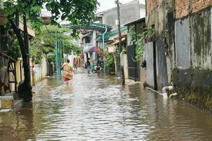 大雨で道路冠水　首都圏各地で