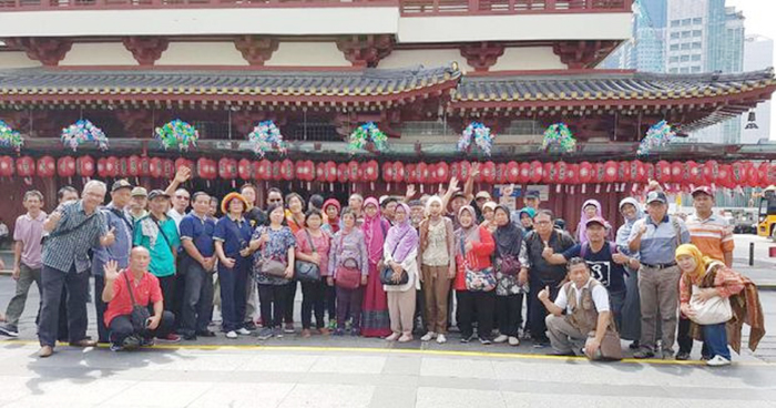先生６５人に恩返し　実業家　海外旅行に招待