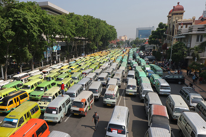 配車タクシー排除を　バス運転手１０００人がデモ　スラバヤ市