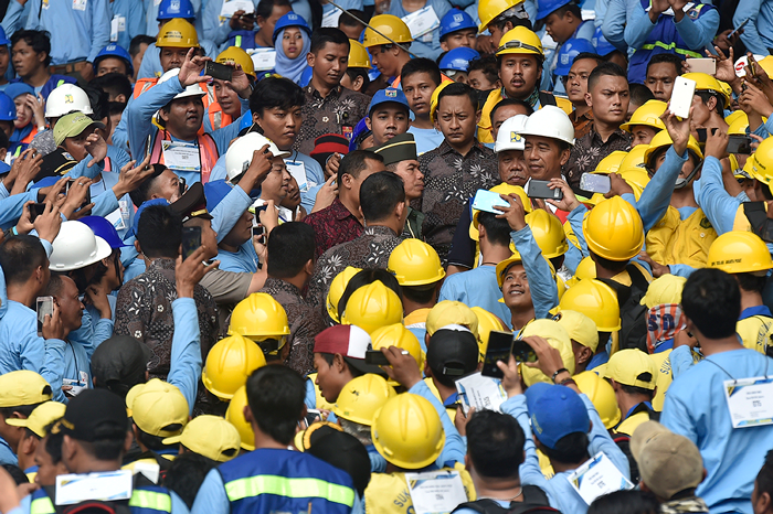 大統領が９７００人に配布　建設労働者に認定証　ブンカルノ競技場