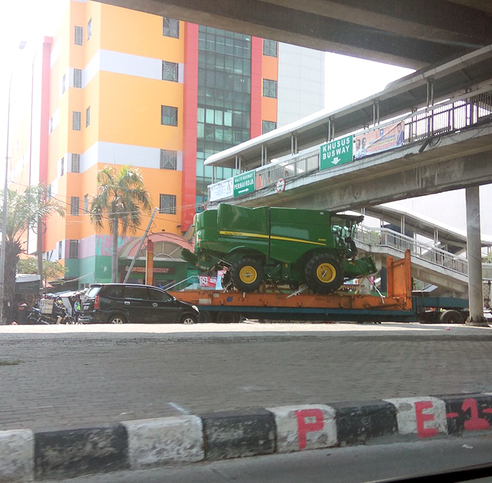 歩道橋に接触　トレーラー積載の車