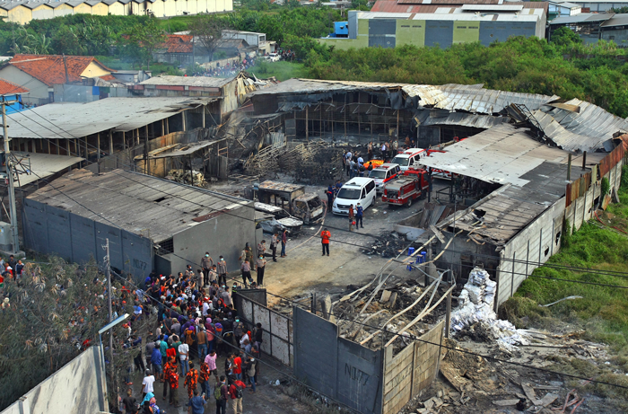 工場で爆発　４７人死亡　タンゲラン　花火製造中、建物は全焼
