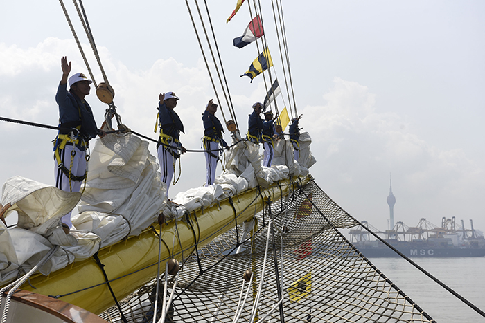 ☆海軍帆船スリランカに
