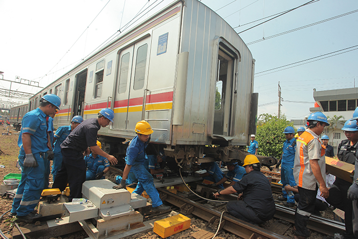 ☆首都圏専用電車が脱線