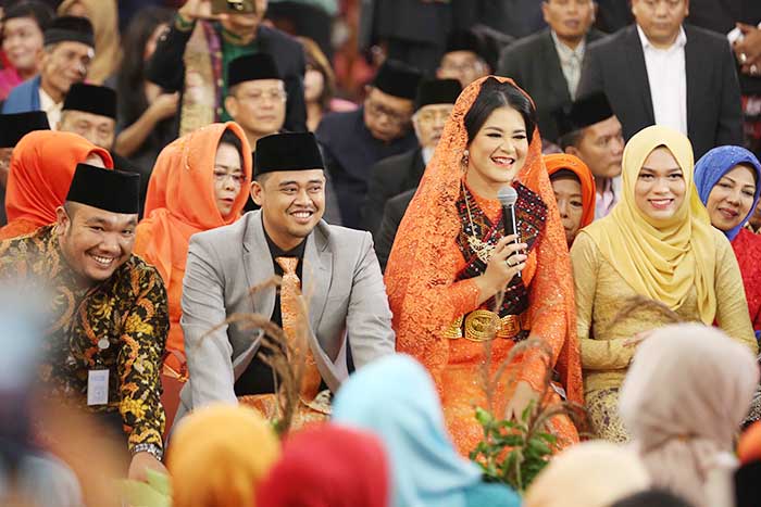 バタックの　結婚儀式続く　大統領長女夫妻
