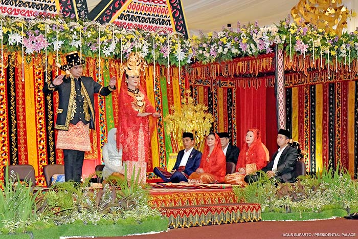 バタック結婚儀式が終了　大統領長女夫妻　パレードは６００メートルの列