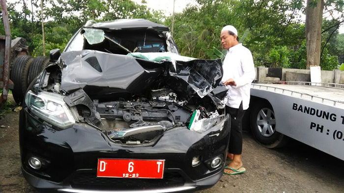 公用車がトラックに追突　地方官房長官の秘書死亡　プルワカルタ県