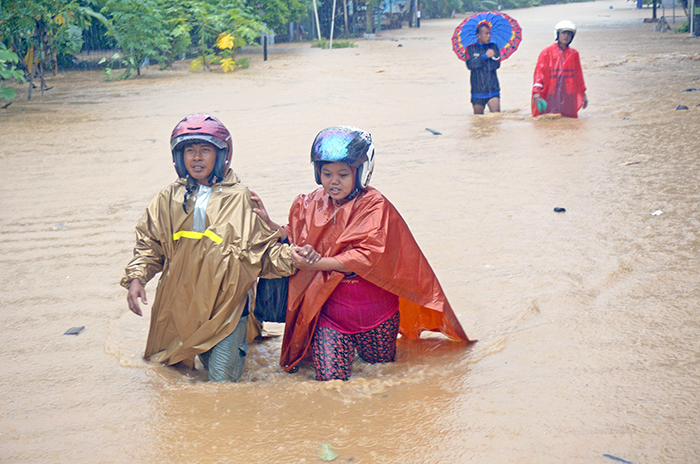 サイクロン被害拡大 ジャワ バリ島 洪水で11人死亡 じゃかるた新聞 サイクロン被害拡大 ジャワ バリ島 洪水で11人死亡 じゃかるた新聞