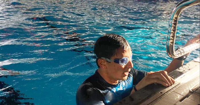 ☆視察も気分は競泳選手　