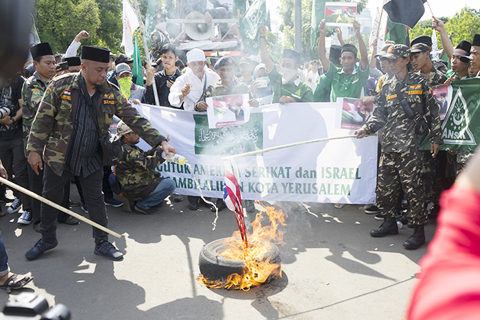 星条旗燃やし抗議　「米大使館移転中止を」　イスラム団体ＮＵ