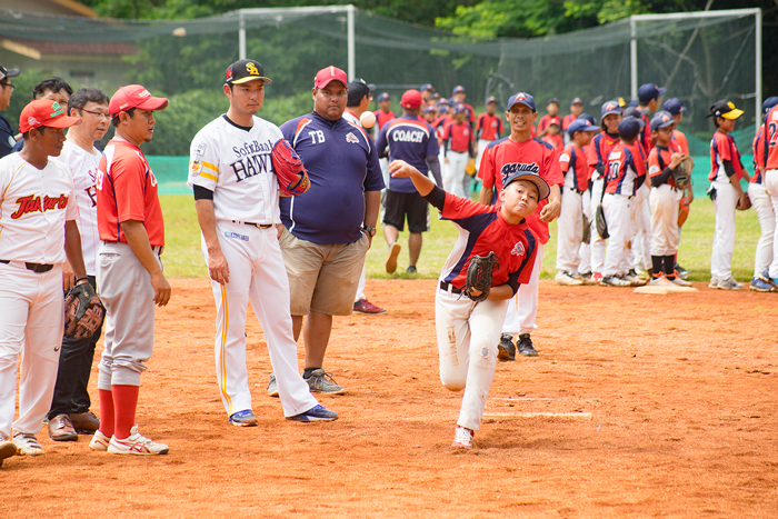 日イの子どもら指導　ソフトＢ　川島、攝津両選手　野球の楽しさ伝える