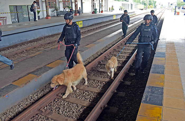 ☆駅の安全を守る警察犬