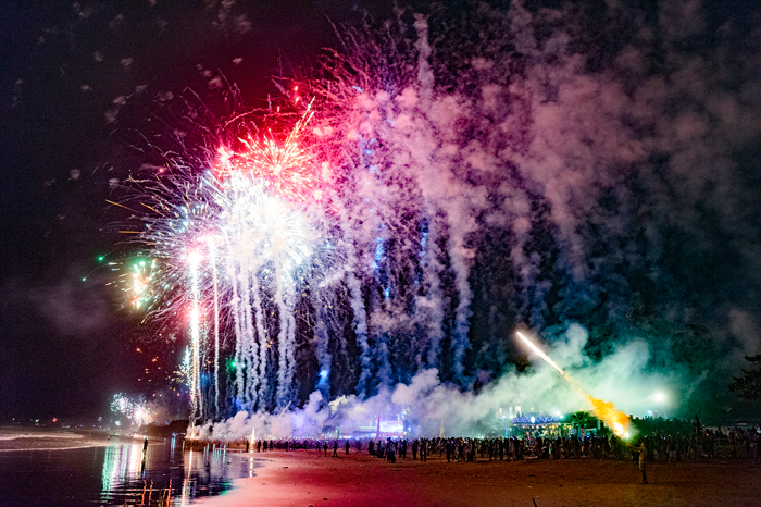 バリ島盛大に祝う　新年幕開け