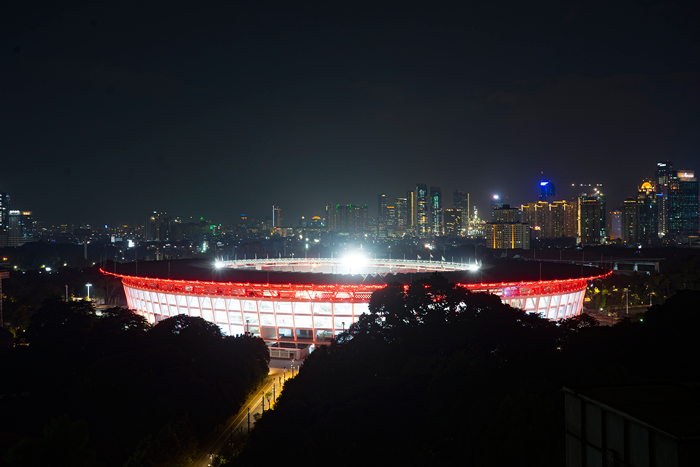 紅白にライトアップ　アジア大会に向け　ブンカルノ競技場　１４日にサッカー親善試合