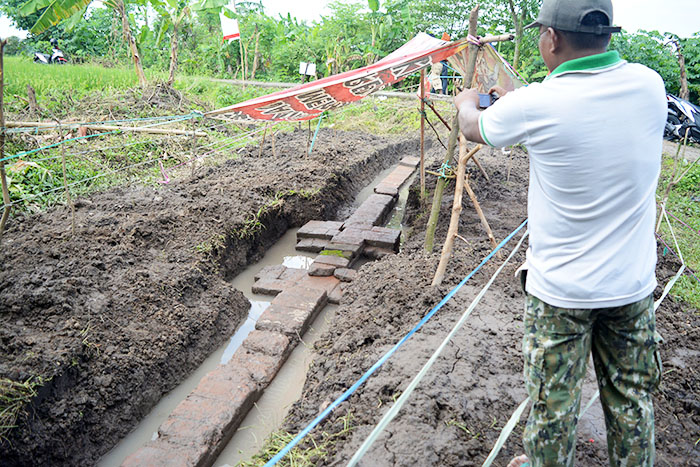 れんがの列、畑から出土　東ジャワ州　マジャパヒト王国遺構か