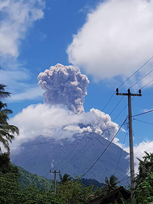 アグン山が再噴火　１５００メートルの噴煙　「大噴火の心配なし」