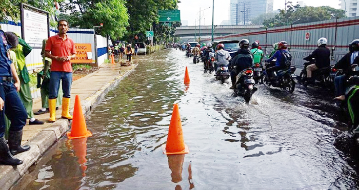 ☆水道管破損で道路冠水