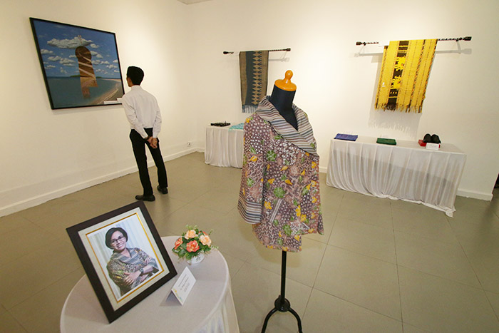 閣僚、高官ら５５点出品　総額２億３９００万ルピアで落札