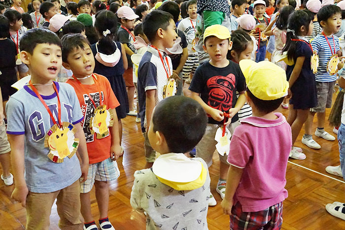 お兄さん、お姉さんに　感謝の気持ち伝える　ＪＪＳ幼稚部　　年少組が年長組送別