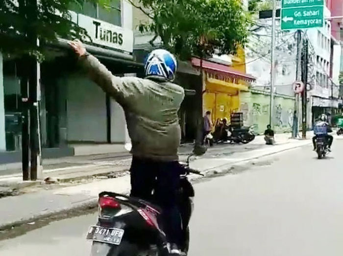☆踊るオートバイ運転手