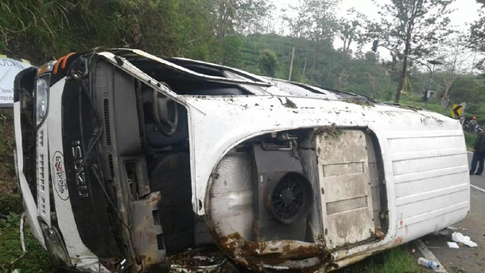 ミニバス横転、１６人負傷　速度超過が原因か　西ジャワ州スバン県　