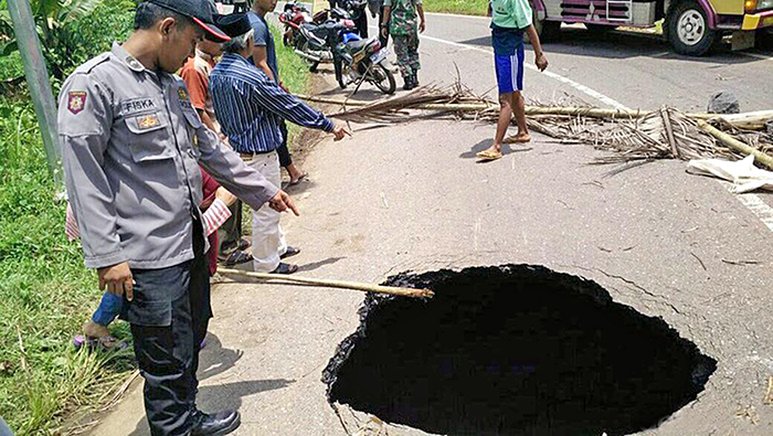 ☆幹線道路に大きな穴が