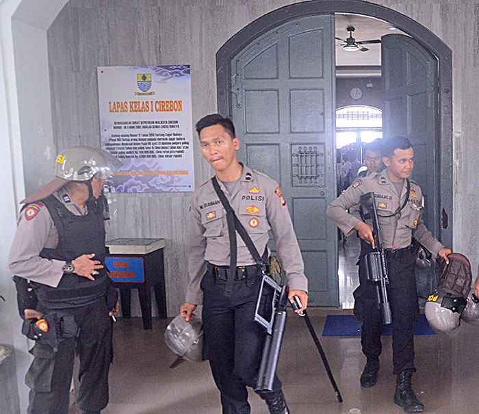 受刑者が暴動　携帯没収され　チルボン